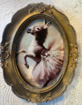 Cadre baroque doré ovale 17x13 cm avec illustration d'un âne en tutu rose dansant la ballerine