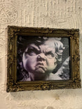 Cadre en plâtre de résine Shabby Chic PL035 — Ange Courrouцé, angelot au regard sombre et froncé, portrait noir et blanc aux teintes violacées dans un cadre baroque doré vieilli