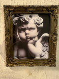Cadre en plâtre de résine Shabby Chic PL034 — Ange Pensif, angelot contemplatif au menton dans la main avec ailes visibles, portrait noir et blanc dans un cadre baroque doré vieilli